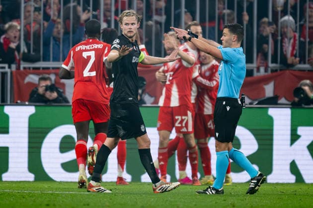 Nicholas Walsh (Schiedsrichter Referee, Schottland Scotland) zeigt Morten Hjulmand (Sporting Lissabon, 42) an, dass es sich um ein korrektes Tor von Lennart Karl (FC Bayern Muenchen, 42) - nicht im Bild - zum 2:1 handelt GER, FC Bayern Muenchen vs. Sporting Lissabon SCP, Fussball, Champions League, Ligaphase 6. Spieltag, Saison 2025 2026, 09.12.2025. (DFL DFB REGULATIONS PROHIBIT ANY USE OF PHOTOGRAPHS as IMAGE SEQUENCES and or QUASI-VIDEO). GER, FC Bayern Muenchen vs. Sporting Lissabon SCP, Fussball, Champions League, Ligaphase 6. Spieltag, Saison 2025 2026, 09.12.2025. Muenchen Copyright: xEibner-Pressefoto HeikexFeinerx EP_HFR