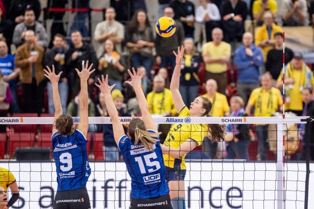 Leana Grozer (SSC Palmberg Schwerin, 09) vs. Stuttgarter Block aus Anna Koulberg (Allianz MTV Stuttgart, 09), li. und Melani Shaffmaster (Allianz MTV Stuttgart, 15), re. GER, Allianz MTV Stuttgart - SSC Palmberg Schwerin, Volleyball Bundesliga, VBL, DVV-Pokal: Halbfinale, Spielzeit 2025 2026, 09.12.2025 GER, Allianz MTV Stuttgart - SSC Palmberg Schwerin, Volleyball Bundesliga, VBL, DVV-Pokal: Halbfinale, Spielzeit 2025 2026, 09.12.2025 Stuttgart Copyright: xSandyxDinkelackerx EP_SDR
