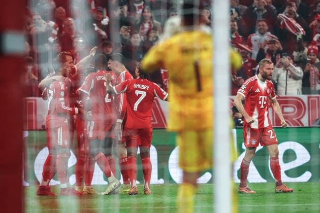 Fussball, UEFA Champions League Saison 2025 2026 Ligaphase - 6. Spieltag FC Bayern München - Sporting Clube de Portugal 09.12.2025, Allianz Arena Torjubel FC Bayern München nach dem Tor zum 2-1 durch Lennart Karl (FC Bayern München, 42) die Spieler freuen sich München Allianz Arena Bayern Deutschland