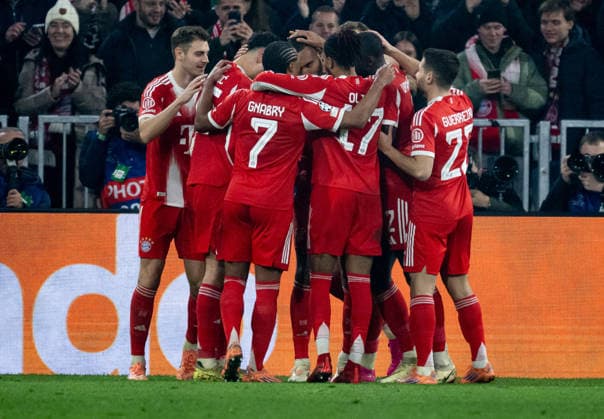 Die Bayern bejubeln mit Jonathan Tah (FC Bayern Muenchen, 4) dessen Tor zum 3:1 GER, FC Bayern Muenchen vs. Sporting Lissabon SCP, Fussball, Champions League, Ligaphase 6. Spieltag, Saison 2025 2026, 09.12.2025. (DFL DFB REGULATIONS PROHIBIT ANY USE OF PHOTOGRAPHS as IMAGE SEQUENCES and or QUASI-VIDEO). GER, FC Bayern Muenchen vs. Sporting Lissabon SCP, Fussball, Champions League, Ligaphase 6. Spieltag, Saison 2025 2026, 09.12.2025. Muenchen Copyright: xEibner-Pressefoto HeikexFeinerx EP_HFR