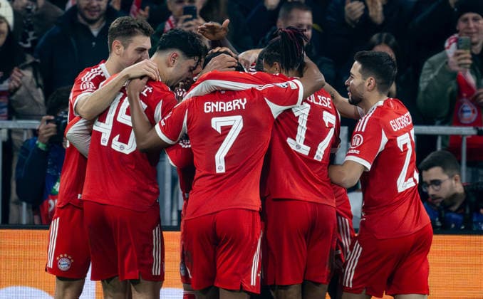 Die Bayern bejubeln mit Jonathan Tah (FC Bayern Muenchen, 4) dessen Tor zum 3:1 GER, FC Bayern Muenchen vs. Sporting Lissabon SCP, Fussball, Champions League, Ligaphase 6. Spieltag, Saison 2025 2026, 09.12.2025. (DFL DFB REGULATIONS PROHIBIT ANY USE OF PHOTOGRAPHS as IMAGE SEQUENCES and or QUASI-VIDEO). GER, FC Bayern Muenchen vs. Sporting Lissabon SCP, Fussball, Champions League, Ligaphase 6. Spieltag, Saison 2025 2026, 09.12.2025. Muenchen Copyright: xEibner-Pressefoto HeikexFeinerx EP_HFR