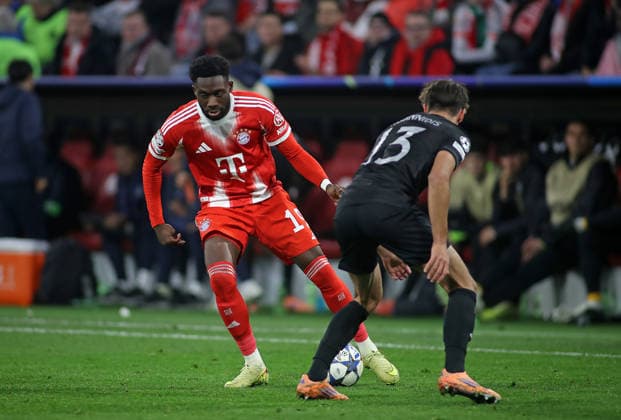 Fussball, Herren, Champions League, Saison 2025 2026, FC Bayern München - Sporting Lissabon, 6.Spieltag, Allianz Arena Alphonso Davies (FC Bayern München) bei seinem comeback hier gegen Georgios Vagiannidis (Sporting Lissabon)