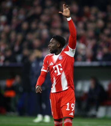 Fussball, Herren, Champions League, Saison 2025 2026, FC Bayern München - Sporting Lissabon, 6.Spieltag, Allianz Arena Alphonso Davies (FC Bayern München) bei seinem comeback hebt den linken Arm