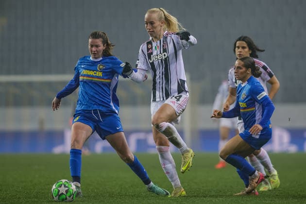 SOCCER - WCL, St.Poelten vs Juventus SANKT POELTEN,AUSTRIA,09.DEC.25 - SOCCER - UEFA Women s Champions League, SKN Sankt Poelten vs Juventus Turin FC. Image shows Lisa Ebert (St.Poelten), Amalie Vansgaard (Juventus) and Izabela Krizaj (St.Poelten).  GEPAxpictures xManuelxBinder