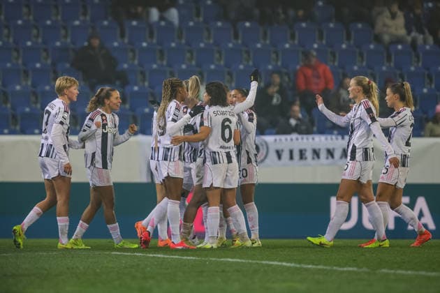 SOCCER - WCL, St.Poelten vs Juventus SANKT POELTEN,AUSTRIA,09.DEC.25 - SOCCER - UEFA Women s Champions League, SKN Sankt Poelten vs Juventus Turin FC. Image shows the rejoicing of the team Juventus.  GEPAxpictures xManuelxBinder