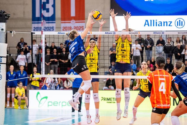 Antonia Stautz (Allianz MTV Stuttgart, 06) vs. Vedrana Jaksetic (SSC Palmberg Schwerin, 17) und Britte Mayke Stuut (SSC Palmberg Schwerin, 08) GER, Allianz MTV Stuttgart - SSC Palmberg Schwerin, Volleyball Bundesliga, VBL, DVV-Pokal: Halbfinale, Spielzeit 2025 2026, 09.12.2025 GER, Allianz MTV Stuttgart - SSC Palmberg Schwerin, Volleyball Bundesliga, VBL, DVV-Pokal: Halbfinale, Spielzeit 2025 2026, 09.12.2025 Stuttgart Copyright: xSandyxDinkelackerx EP_SDR