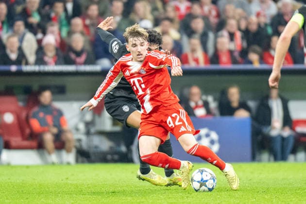 Karl Lennart 42 (FC Bayern Muenchen) im Zweikampf mit Joao Simoes 52 (Sporting Clube de Portugal), FC Bayern Muenchen vs. Sporting Clube de Portugal, Fussball, UEFA Champions League, 6. Spieltag, 09.12.2025 DFB regulations prohibit any use of photographs as image sequences and or quasi-video Muenchen Bayern Deutschland