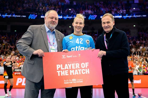Handball, Frauen WM, Viertelfinale: Deutschland - Brasilien v.li. DHB Präsident Andreas Michelmann, Torhueterin Katharina Filter (Deutschland) Player of the Match, Hans-Joachim Watzke Dortmund Westfalenhalle Nordrhein-Westfalen Deutschland