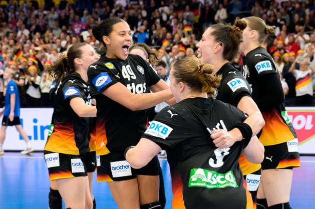 Handball, Frauen WM, Viertelfinale: Deutschland - Brasilien Aimee von Pereira (Deutschland), Emily Vogel (Deutschland), Lisa Antl (Deutschland) Schlussjubel Schlußjubel Emotion Freude Dortmund Westfalenhalle Nordrhein-Westfalen Deutschland