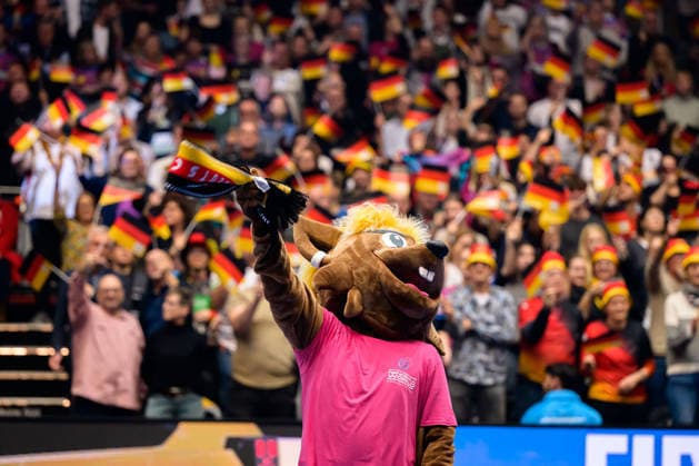 Handball, Frauen WM, Viertelfinale: Deutschland - Brasilien Maskottchen Hanni, Fankurve Fans Fanblock Dortmund Westfalenhalle Nordrhein-Westfalen Deutschland