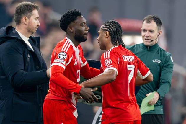 Alphonso Davies (FC Bayern Muenchen, 19) bei seiner Einwechslung fuer Serge Gnabry (FC Bayern Muenchen, 7) nach 9-monatiger Verletzungspause nach einem Kreuzbandriss GER, FC Bayern Muenchen vs. Sporting Lissabon SCP, Fussball, Champions League, Ligaphase 6. Spieltag, Saison 2025 2026, 09.12.2025. (DFL DFB REGULATIONS PROHIBIT ANY USE OF PHOTOGRAPHS as IMAGE SEQUENCES and or QUASI-VIDEO). GER, FC Bayern Muenchen vs. Sporting Lissabon SCP, Fussball, Champions League, Ligaphase 6. Spieltag, Saison 2025 2026, 09.12.2025. Muenchen Copyright: xEibner-Pressefoto HeikexFeinerx EP_HFR