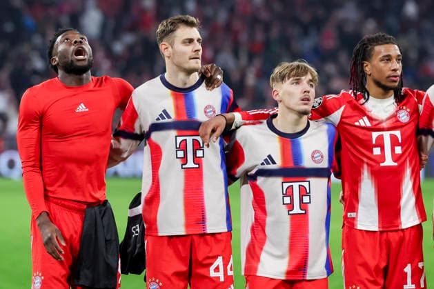 Alphonso Davies (FC Bayern Muenchen), Josip Stanisic (FC Bayern Muenchen), Joshua Kimmich (FC Bayern Muenchen) und Michael Olise (FC Bayern Muenchen) jubeln, UEFA Champions League 2025 26 League Phase MD6, FC Bayern München v Sporting Clube de Portugal, Football Arena Munich am 09. December 2025 in München, Deutschland. (Foto von Marco Steinbrenner DeFodi Images) Alphonso Davies (FC Bayern Muenchen), Josip Stanisic (FC Bayern Muenchen), Joshua Kimmich (FC Bayern Muenchen) und Michael Olise (FC Bayern Muenchen) cheer, UEFA Champions League 2025 26 League Phase MD6, FC Bayern München v Sporting Clube de Portugal, Football Arena Munich, December 9, 2025 in Munich, Germany. (Photo by Marco Steinbrenner DeFodi Images)