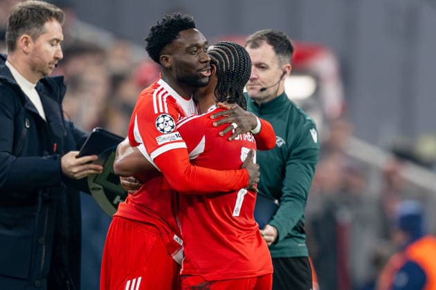 Alphonso Davies (FC Bayern Muenchen, 19) bei seiner Einwechslung fuer Serge Gnabry (FC Bayern Muenchen, 7) nach 9-monatiger Verletzungspause nach einem Kreuzbandriss GER, FC Bayern Muenchen vs. Sporting Lissabon SCP, Fussball, Champions League, Ligaphase 6. Spieltag, Saison 2025 2026, 09.12.2025. (DFL DFB REGULATIONS PROHIBIT ANY USE OF PHOTOGRAPHS as IMAGE SEQUENCES and or QUASI-VIDEO). GER, FC Bayern Muenchen vs. Sporting Lissabon SCP, Fussball, Champions League, Ligaphase 6. Spieltag, Saison 2025 2026, 09.12.2025. Muenchen Copyright: xEibner-Pressefoto HeikexFeinerx EP_HFR