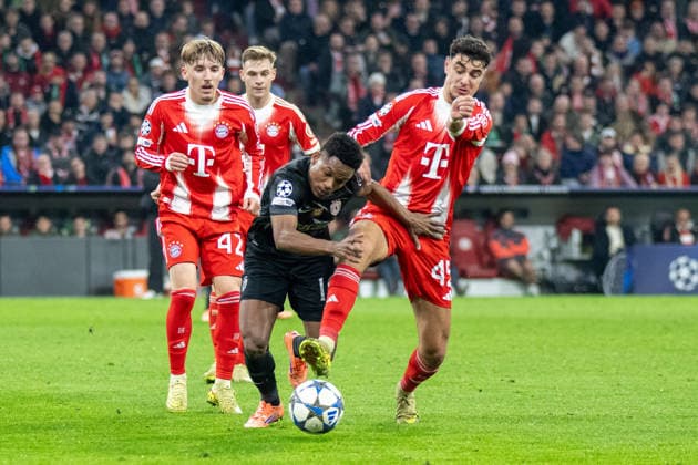 Aleksandar Pavlovic 45 (FC Bayern Muenchen) im Zweikampf mit Geny Catamo 10 (Sporting Clube de Portugal), FC Bayern Muenchen vs. Sporting Clube de Portugal, Fussball, UEFA Champions League, 6. Spieltag, 09.12.2025 DFB regulations prohibit any use of photographs as image sequences and or quasi-video Muenchen Bayern Deutschland