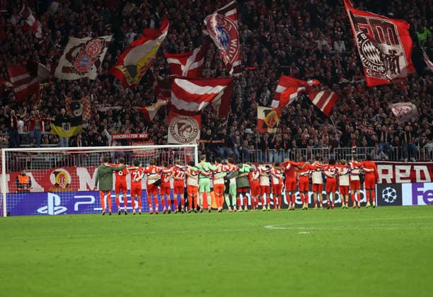 Fussball, Herren, Champions League, Saison 2025 2026, FC Bayern München - Sporting Lissabon, 6.Spieltag, Allianz Arena Die Mannschaft des FC Bayern München beim Feiern vor der Südkurve bei den Fans nach dem Spiel