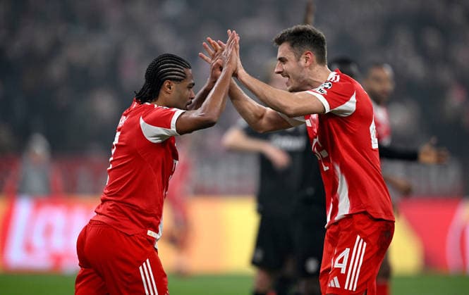 FUSSBALL CHAMPIONS LEAGUE SAISON 2025 2026 Vorrunde 6. Spieltag 09.12.2025 FC Bayern Muenchen - Sporting Lissabon Jubel FC Bayern Muenchen nach dem Tor zum 1 - 1, Torschuetze Serge Gnabry mit Josip Stanisic