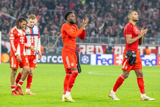 Siegesjubel 3:1 rundlauf des FC Bayern Muenchen Team, bei den Fans vorbei, mit einem Strahlen, Michael Olise 17 (FC Bayern Muenchen), Josip Stanisic 44 (FC Bayern Muenchen), Alphonso Davies 19 (FC Bayern Muenchen), Jonathan Tah 4 (FC Bayern Muenchen), FC Bayern Muenchen vs. Sporting Clube de Portugal, Fussball, UEFA Champions League, 6. Spieltag, 09.12.2025 DFB regulations prohibit any use of photographs as image sequences and or quasi-video Muenchen Bayern Deutschland