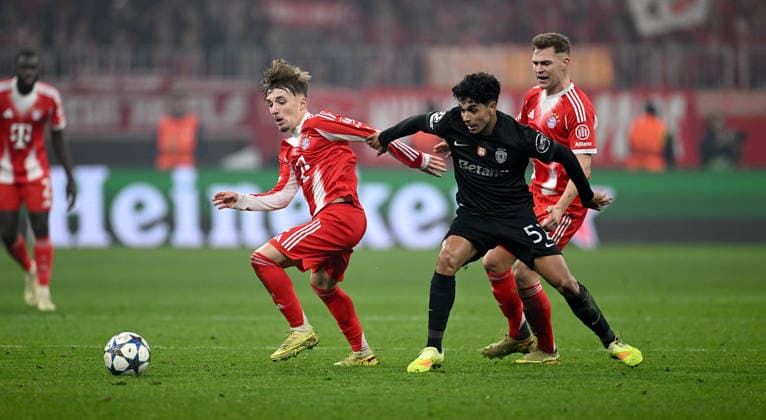 FUSSBALL CHAMPIONS LEAGUE SAISON 2025 2026 Vorrunde 6. Spieltag 09.12.2025 FC Bayern Muenchen - Sporting Lissabon Lennart Karl (li, FC Bayern Muenchen) gegen Joao Simoes (re, Sporting Lissabon)