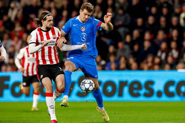 2025-12-09 PSV Eindhoven v Atletico Madrid - UEFA Champions League 2025 26 League Phase MD6 EINDHOVEN, NETHERLANDS - DECEMBER 9: Alexander Sorloth of Atletico Madrid battles for possession with Yarek Gasiorowski of PSV Eindhoven during the UEFA Champions League 2025 26 League Phase MD6 match between PSV Eindhoven and Atletico Madrid at Phillips Stadion on December 9, 2025 in Eindhoven, Netherlands. Eindhoven Phillips Stadion Netherlands Content not available for redistribution in The Netherlands directly or indirectly through any third parties. Copyright: xBenxGalx