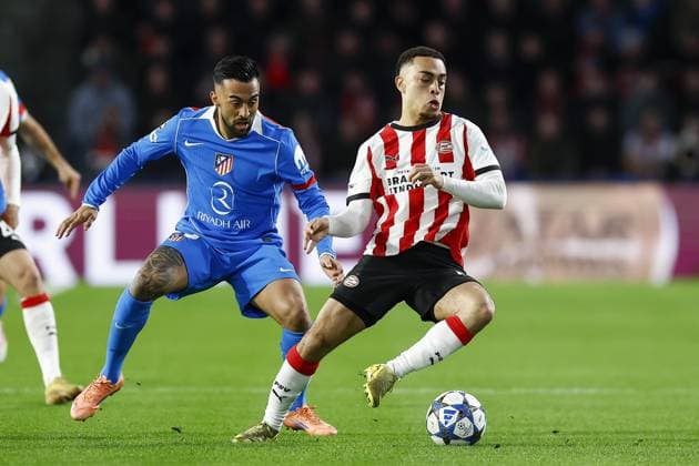 EINDHOVEN , 09-12-2025 , Philips Stadium , season 2025 2026 , Champions League football, League phase , Matchday 6 , match between PSV and Atletico Madrid , picture shows PSV player Sergino Dest and Atletico Madrid player Nicolas Gonzales PSV - Atletico Madrid  x200082748x Copyright: