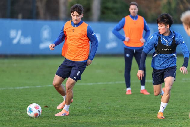 Am Ball Rafael Pinto Pedrosa (Karlsruher SC, 36) im Zweikampf mit Shio Fukuda (Karlsruher SC, 13) , Karlsruher SC Fussball, 2. Bundesliga, Training, 2025 2026, 09.12.2025, DFL REGULATIONS PROHIBIT ANY USE OF PHOTOGRAPHS AS IMAGE SEQUENCES AND OR QUASI-VIDEO, Karlsruher SC Fussball, 2. Bundesliga, Training, 09.12.2025 Karlsruhe