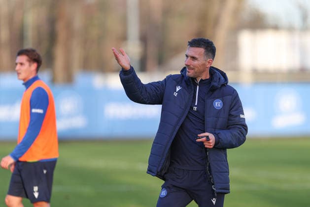 Christian Eichner (Karlsruher SC, Chef-Trainer) mit Anweisungen an die Mannschaft, Karlsruher SC Fussball, 2. Bundesliga, Training, 2025 2026, 09.12.2025, DFL REGULATIONS PROHIBIT ANY USE OF PHOTOGRAPHS AS IMAGE SEQUENCES AND OR QUASI-VIDEO, Karlsruher SC Fussball, 2. Bundesliga, Training, 09.12.2025 Karlsruhe