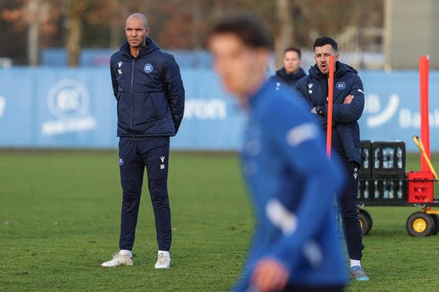 Daniel Gordon (Karlsruher SC, Co-Trainer) und Sirus Motekallemi (Karlsruher SC, Co-Trainer) begutachten die Einheit der Spieler, Karlsruher SC Fussball, 2. Bundesliga, Training, 2025 2026, 09.12.2025, DFL REGULATIONS PROHIBIT ANY USE OF PHOTOGRAPHS AS IMAGE SEQUENCES AND OR QUASI-VIDEO, Karlsruher SC Fussball, 2. Bundesliga, Training, 09.12.2025 Karlsruhe
