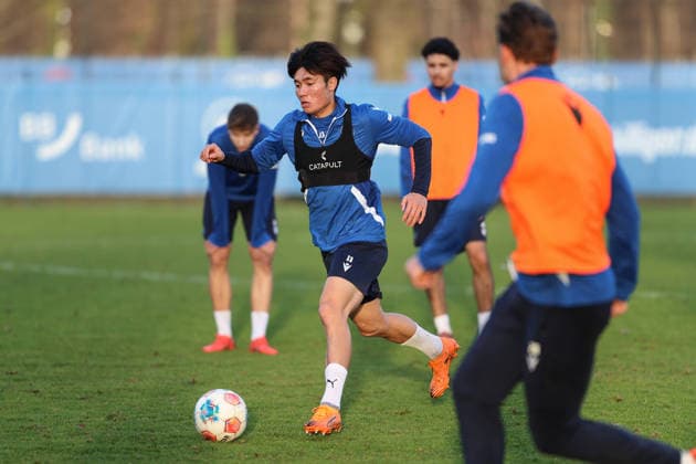 Aktion am Ball Shio Fukuda (Karlsruher SC, 13), Karlsruher SC Fussball, 2. Bundesliga, Training, 2025 2026, 09.12.2025, DFL REGULATIONS PROHIBIT ANY USE OF PHOTOGRAPHS AS IMAGE SEQUENCES AND OR QUASI-VIDEO, Karlsruher SC Fussball, 2. Bundesliga, Training, 09.12.2025 Karlsruhe