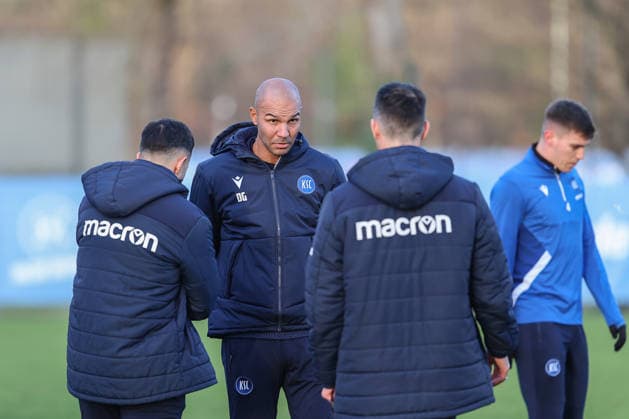 Daniel Gordon (Karlsruher SC, Co-Trainer) im Austausch mit Sirus Motekallemi (Karlsruher SC, Co-Trainer) und Christian Eichner (Karlsruher SC, Chef-Trainer), Karlsruher SC Fussball, 2. Bundesliga, Training, 2025 2026, 09.12.2025, DFL REGULATIONS PROHIBIT ANY USE OF PHOTOGRAPHS AS IMAGE SEQUENCES AND OR QUASI-VIDEO, Karlsruher SC Fussball, 2. Bundesliga, Training, 09.12.2025 Karlsruhe