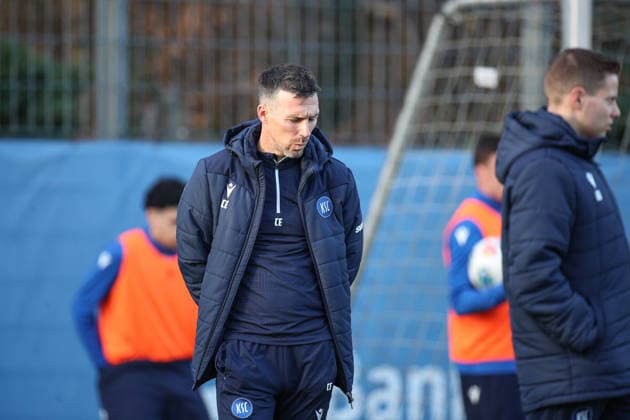 Christian Eichner (Karlsruher SC, Chef-Trainer) nachdenklich wirkend beim Training auf dem Platz, Karlsruher SC Fussball, 2. Bundesliga, Training, 2025 2026, 09.12.2025, DFL REGULATIONS PROHIBIT ANY USE OF PHOTOGRAPHS AS IMAGE SEQUENCES AND OR QUASI-VIDEO, Karlsruher SC Fussball, 2. Bundesliga, Training, 09.12.2025 Karlsruhe