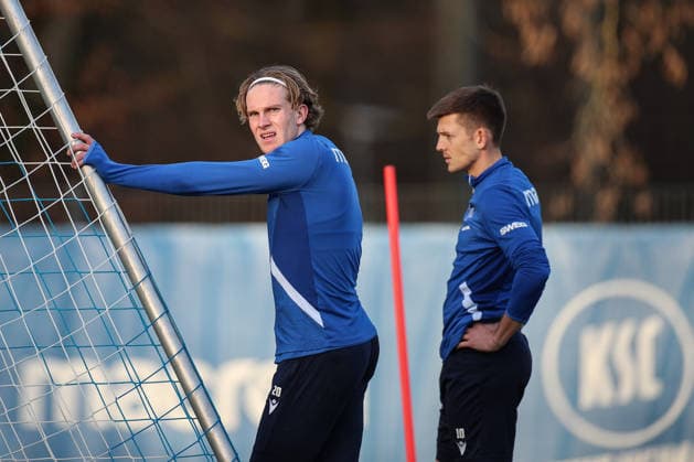 David Herold (Karlsruher SC, 20) erholt sich nach einer Laufeinheit Marvin Wanitzek (Karlsruher SC, 10), Karlsruher SC Fussball, 2. Bundesliga, Training, 2025 2026, 09.12.2025, DFL REGULATIONS PROHIBIT ANY USE OF PHOTOGRAPHS AS IMAGE SEQUENCES AND OR QUASI-VIDEO, Karlsruher SC Fussball, 2. Bundesliga, Training, 09.12.2025 Karlsruhe
