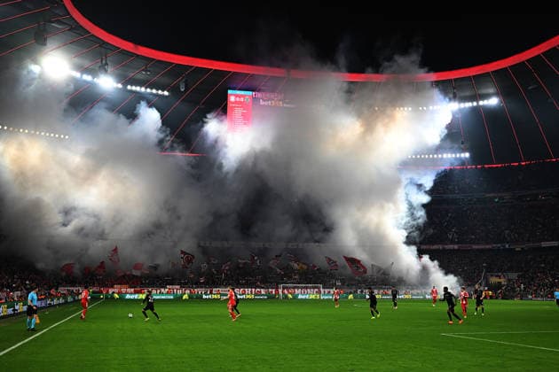 09.12.2025, xjrdrx, Fussball UEFA Champions League, FC Bayern Muenchen - Sporting Lissabon v.l. Bayern Muenchen München, Fans, Stimmung, Schals, Emotionen, Zuschauer, Besucher, Ultras, Schickeria zuenden Pyrotechnik, Benglos, Rauch, Nebel, Feuerwerk (DFL DFB REGULATIONS PROHIBIT ANY USE OF PHOTOGRAPHS as IMAGE SEQUENCES and or QUASI-VIDEO) Muenchen