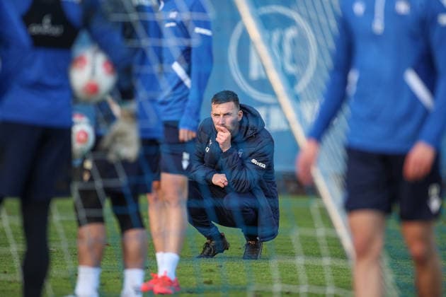 Christian Eichner (Karlsruher SC, Chef-Trainer) begutachtet in der Hocke das geschehen seiner Spieler, Karlsruher SC Fussball, 2. Bundesliga, Training, 2025 2026, 09.12.2025, DFL REGULATIONS PROHIBIT ANY USE OF PHOTOGRAPHS AS IMAGE SEQUENCES AND OR QUASI-VIDEO, Karlsruher SC Fussball, 2. Bundesliga, Training, 09.12.2025 Karlsruhe