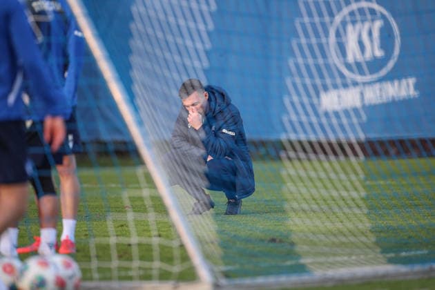 Christian Eichner (Karlsruher SC, Chef-Trainer) nachdenklich wirkend beim Training, Karlsruher SC Fussball, 2. Bundesliga, Training, 2025 2026, 09.12.2025, DFL REGULATIONS PROHIBIT ANY USE OF PHOTOGRAPHS AS IMAGE SEQUENCES AND OR QUASI-VIDEO, Karlsruher SC Fussball, 2. Bundesliga, Training, 09.12.2025 Karlsruhe