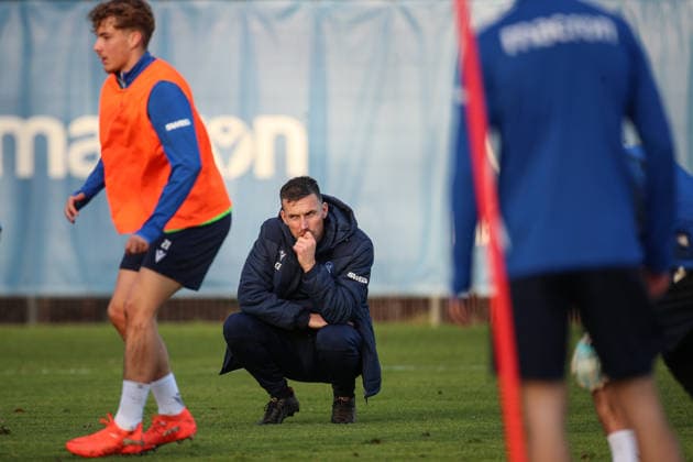 Christian Eichner (Karlsruher SC, Chef-Trainer) beim Training, Karlsruher SC Fussball, 2. Bundesliga, Training, 2025 2026, 09.12.2025, DFL REGULATIONS PROHIBIT ANY USE OF PHOTOGRAPHS AS IMAGE SEQUENCES AND OR QUASI-VIDEO, Karlsruher SC Fussball, 2. Bundesliga, Training, 09.12.2025 Karlsruhe