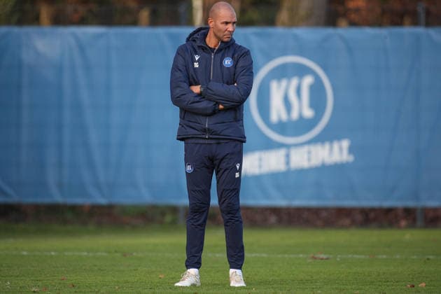 Der Neue im Trainer Team Daniel Gordon (Karlsruher SC, Co-Trainer), Karlsruher SC Fussball, 2. Bundesliga, Training, 2025 2026, 09.12.2025, DFL REGULATIONS PROHIBIT ANY USE OF PHOTOGRAPHS AS IMAGE SEQUENCES AND OR QUASI-VIDEO, Karlsruher SC Fussball, 2. Bundesliga, Training, 09.12.2025 Karlsruhe