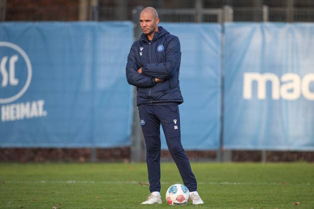 Der Neue im Trainer Team Daniel Gordon (Karlsruher SC, Co-Trainer), Karlsruher SC Fussball, 2. Bundesliga, Training, 2025 2026, 09.12.2025, DFL REGULATIONS PROHIBIT ANY USE OF PHOTOGRAPHS AS IMAGE SEQUENCES AND OR QUASI-VIDEO, Karlsruher SC Fussball, 2. Bundesliga, Training, 09.12.2025 Karlsruhe