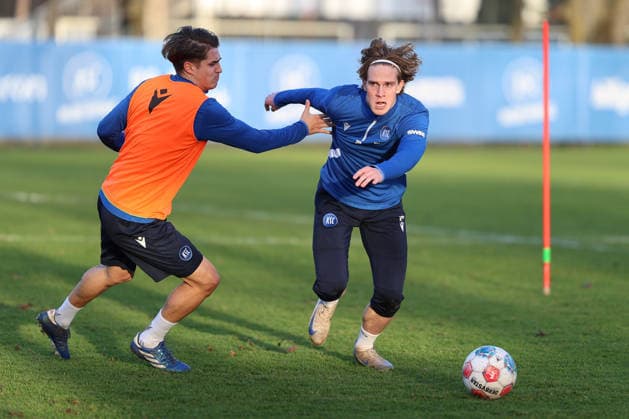 David Herold (Karlsruher SC, 20) im Zweikampf mit Ali-Eren Ersungur (Karlsruher SC, 27), Karlsruher SC Fussball, 2. Bundesliga, Training, 2025 2026, 09.12.2025, DFL REGULATIONS PROHIBIT ANY USE OF PHOTOGRAPHS AS IMAGE SEQUENCES AND OR QUASI-VIDEO, Karlsruher SC Fussball, 2. Bundesliga, Training, 09.12.2025 Karlsruhe