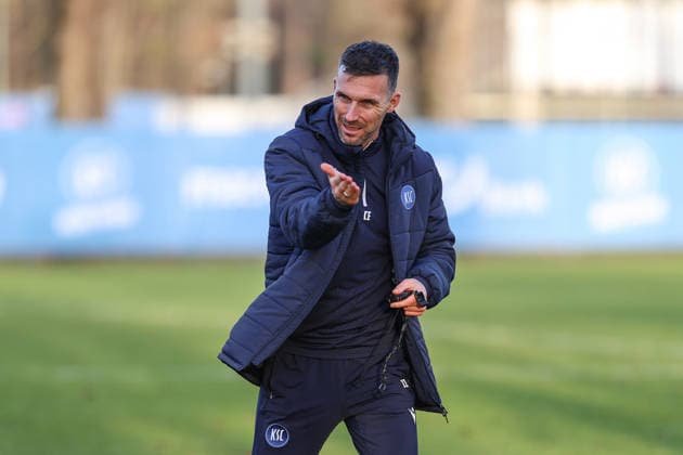 Christian Eichner (Karlsruher SC, Chef-Trainer) mit Anweisungen beim Training, Karlsruher SC Fussball, 2. Bundesliga, Training, 2025 2026, 09.12.2025, DFL REGULATIONS PROHIBIT ANY USE OF PHOTOGRAPHS AS IMAGE SEQUENCES AND OR QUASI-VIDEO, Karlsruher SC Fussball, 2. Bundesliga, Training, 09.12.2025 Karlsruhe