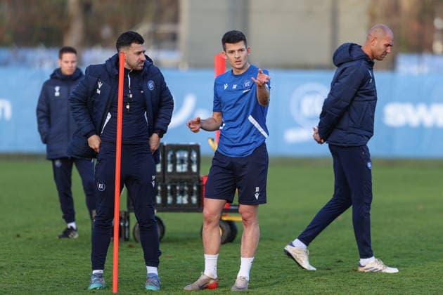 Marvin Wanitzek (Karlsruher SC, 10) im Austausch mit Sirus Motekallemi (Karlsruher SC, Co-Trainer) rechts im Bild Daniel Gordon (Karlsruher SC, Co-Trainer), Karlsruher SC Fussball, 2. Bundesliga, Training, 2025 2026, 09.12.2025, DFL REGULATIONS PROHIBIT ANY USE OF PHOTOGRAPHS AS IMAGE SEQUENCES AND OR QUASI-VIDEO, Karlsruher SC Fussball, 2. Bundesliga, Training, 09.12.2025 Karlsruhe