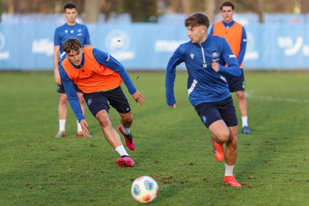 Paul Scholl (Karlsruher SC, 15) im Zweikampf mit Mateo Kritzer (Karlsruher SC, 34), Karlsruher SC Fussball, 2. Bundesliga, Training, 2025 2026, 09.12.2025, DFL REGULATIONS PROHIBIT ANY USE OF PHOTOGRAPHS AS IMAGE SEQUENCES AND OR QUASI-VIDEO, Karlsruher SC Fussball, 2. Bundesliga, Training, 09.12.2025 Karlsruhe