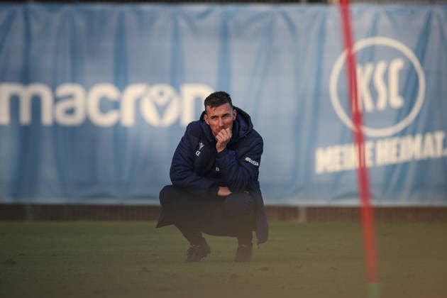 Christian Eichner (Karlsruher SC, Chef-Trainer) nachdenklich wirkend beim Training am Nachmittag, Karlsruher SC Fussball, 2. Bundesliga, Training, 2025 2026, 09.12.2025, DFL REGULATIONS PROHIBIT ANY USE OF PHOTOGRAPHS AS IMAGE SEQUENCES AND OR QUASI-VIDEO, Karlsruher SC Fussball, 2. Bundesliga, Training, 09.12.2025 Karlsruhe