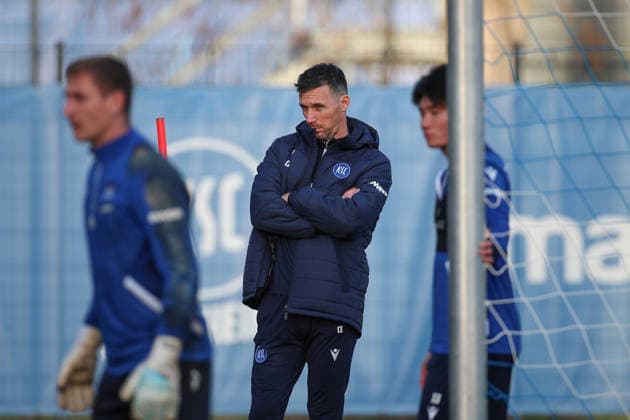 Christian Eichner (Karlsruher SC, Chef-Trainer), Karlsruher SC Fussball, 2. Bundesliga, Training, 2025 2026, 09.12.2025, DFL REGULATIONS PROHIBIT ANY USE OF PHOTOGRAPHS AS IMAGE SEQUENCES AND OR QUASI-VIDEO, Karlsruher SC Fussball, 2. Bundesliga, Training, 09.12.2025 Karlsruhe