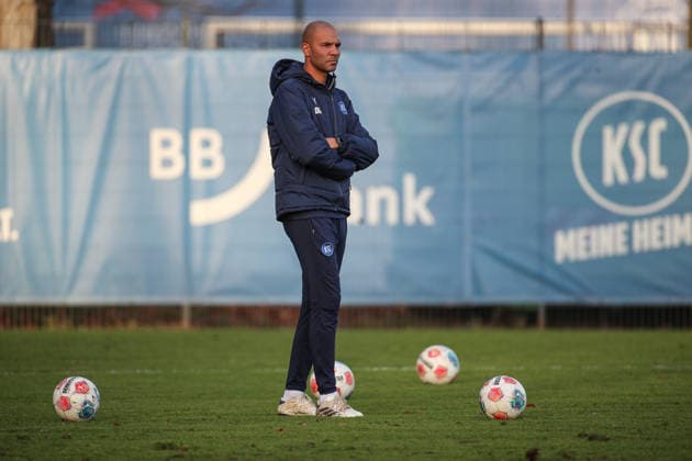 Der Neue im Trainer Team Daniel Gordon (Karlsruher SC, Co-Trainer), Karlsruher SC Fussball, 2. Bundesliga, Training, 2025 2026, 09.12.2025, DFL REGULATIONS PROHIBIT ANY USE OF PHOTOGRAPHS AS IMAGE SEQUENCES AND OR QUASI-VIDEO, Karlsruher SC Fussball, 2. Bundesliga, Training, 09.12.2025 Karlsruhe