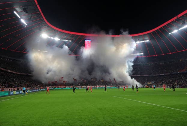 Fussball, Herren, Champions League, Saison 2025 2026, FC Bayern München - Sporting Lissabon, 6.Spieltag, Allianz Arena Bengalo, Pyro bei den Ultras FC Bayern Fans in der Südkurve, Abbrennen, Rauch, Feuer, Rauch, Rauchentwicklung, Nebel