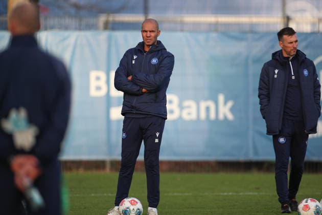 Der Neue im Trainer Team Daniel Gordon (Karlsruher SC, Co-Trainer) rechts Christian Eichner (Karlsruher SC, Chef-Trainer), Karlsruher SC Fussball, 2. Bundesliga, Training, 2025 2026, 09.12.2025, DFL REGULATIONS PROHIBIT ANY USE OF PHOTOGRAPHS AS IMAGE SEQUENCES AND OR QUASI-VIDEO, Karlsruher SC Fussball, 2. Bundesliga, Training, 09.12.2025 Karlsruhe
