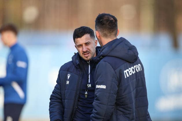 Sirus Motekallemi (Karlsruher SC, Co-Trainer) spricht mit Christian Eichner (Karlsruher SC, Chef-Trainer), Karlsruher SC Fussball, 2. Bundesliga, Training, 2025 2026, 09.12.2025, DFL REGULATIONS PROHIBIT ANY USE OF PHOTOGRAPHS AS IMAGE SEQUENCES AND OR QUASI-VIDEO, Karlsruher SC Fussball, 2. Bundesliga, Training, 09.12.2025 Karlsruhe