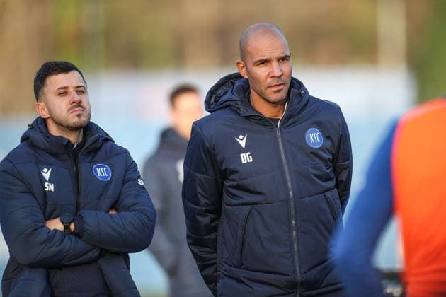 Sirus Motekallemi (Karlsruher SC, Co-Trainer) und Daniel Gordon (Karlsruher SC, Co-Trainer) bei der Ansprache von Christian Eichner (Karlsruher SC, Chef-Trainer), Karlsruher SC Fussball, 2. Bundesliga, Training, 2025 2026, 09.12.2025, DFL REGULATIONS PROHIBIT ANY USE OF PHOTOGRAPHS AS IMAGE SEQUENCES AND OR QUASI-VIDEO, Karlsruher SC Fussball, 2. Bundesliga, Training, 09.12.2025 Karlsruhe