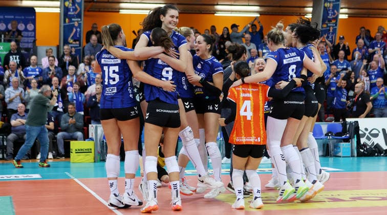BAU 09.12.2025 Stuttgart Volleyball Allianz MTV Stuttgart vs. SSC Palmberg Schwerin, Stuttgarter Jubel über den Sieg und Einzug ins Finale