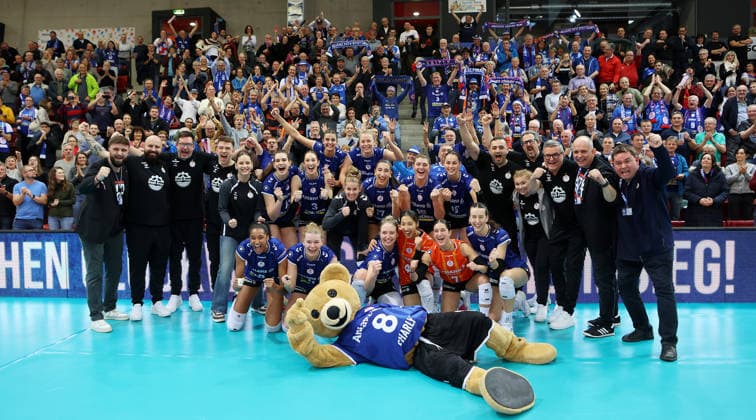 BAU 09.12.2025 Stuttgart Volleyball Allianz MTV Stuttgart vs. SSC Palmberg Schwerin, Stuttgarter Jubel über den Sieg und Einzug ins Finale